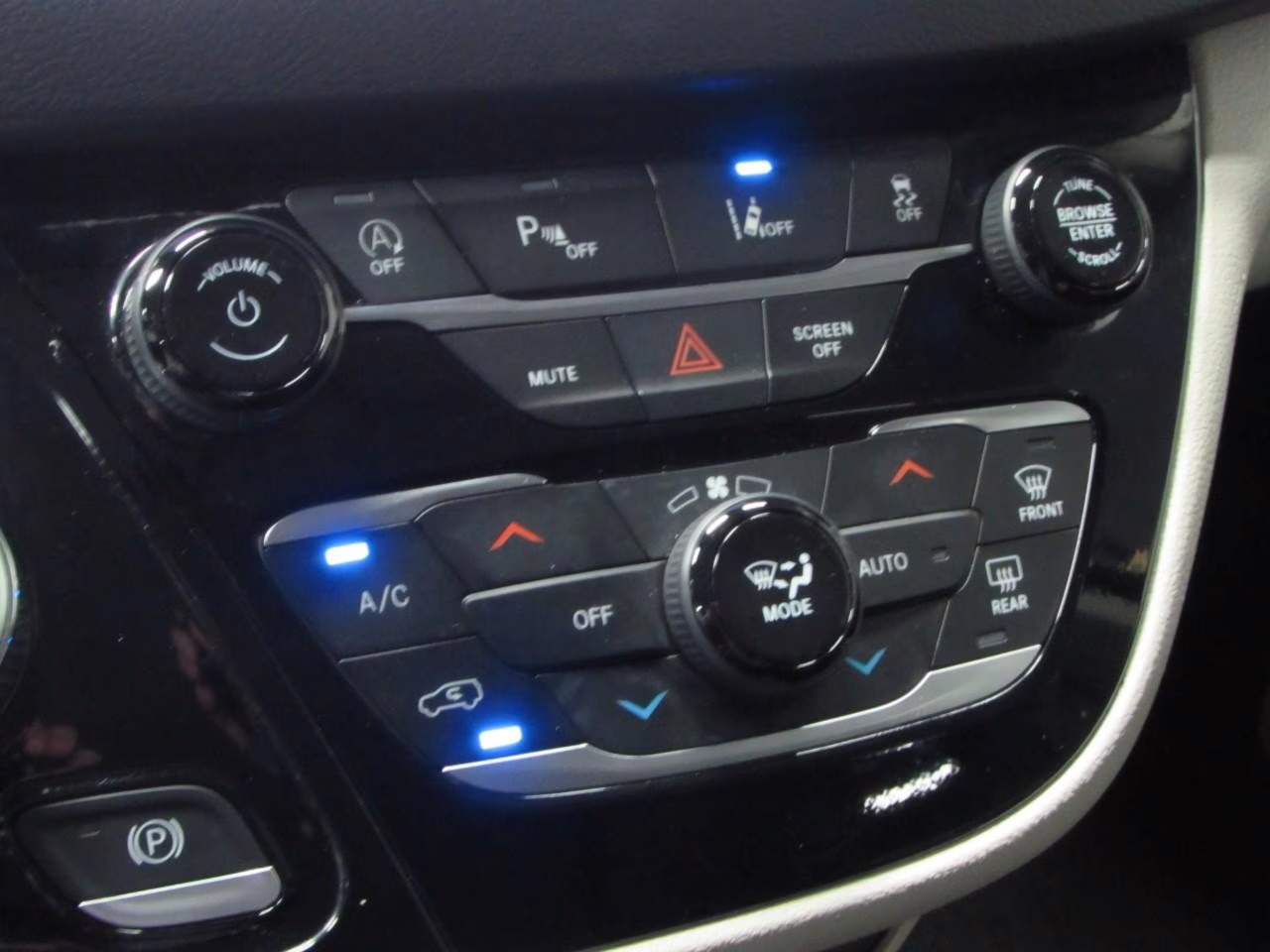 2024 Diamond Black Crystal Pearlcoat Chrysler Pacifica Touring L FWD Van