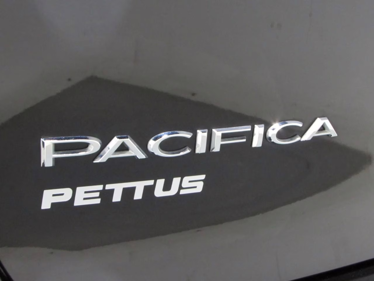 2024 Diamond Black Crystal Pearlcoat Chrysler Pacifica Touring L FWD Van