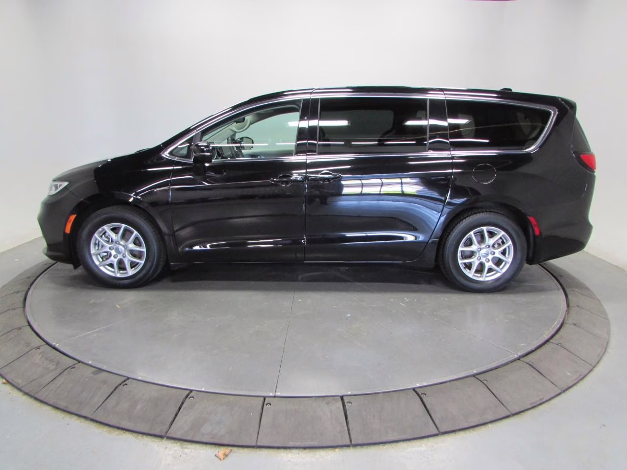 2024 Diamond Black Crystal Pearlcoat Chrysler Pacifica Touring L FWD Van