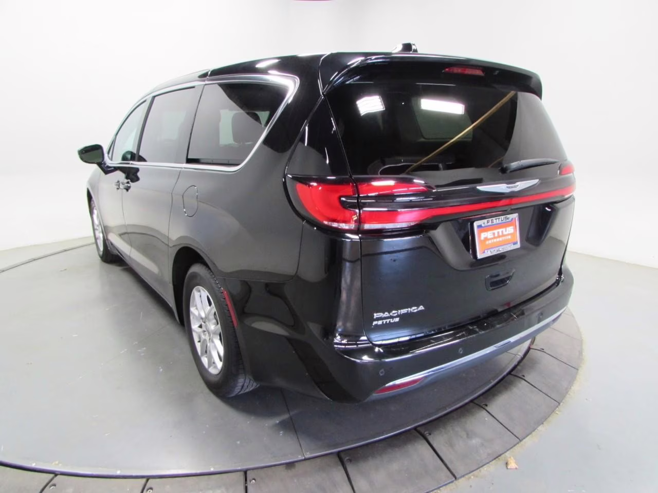 2024 Diamond Black Crystal Pearlcoat Chrysler Pacifica Touring L FWD Van