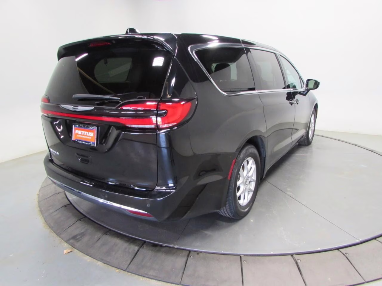 2024 Diamond Black Crystal Pearlcoat Chrysler Pacifica Touring L FWD Van