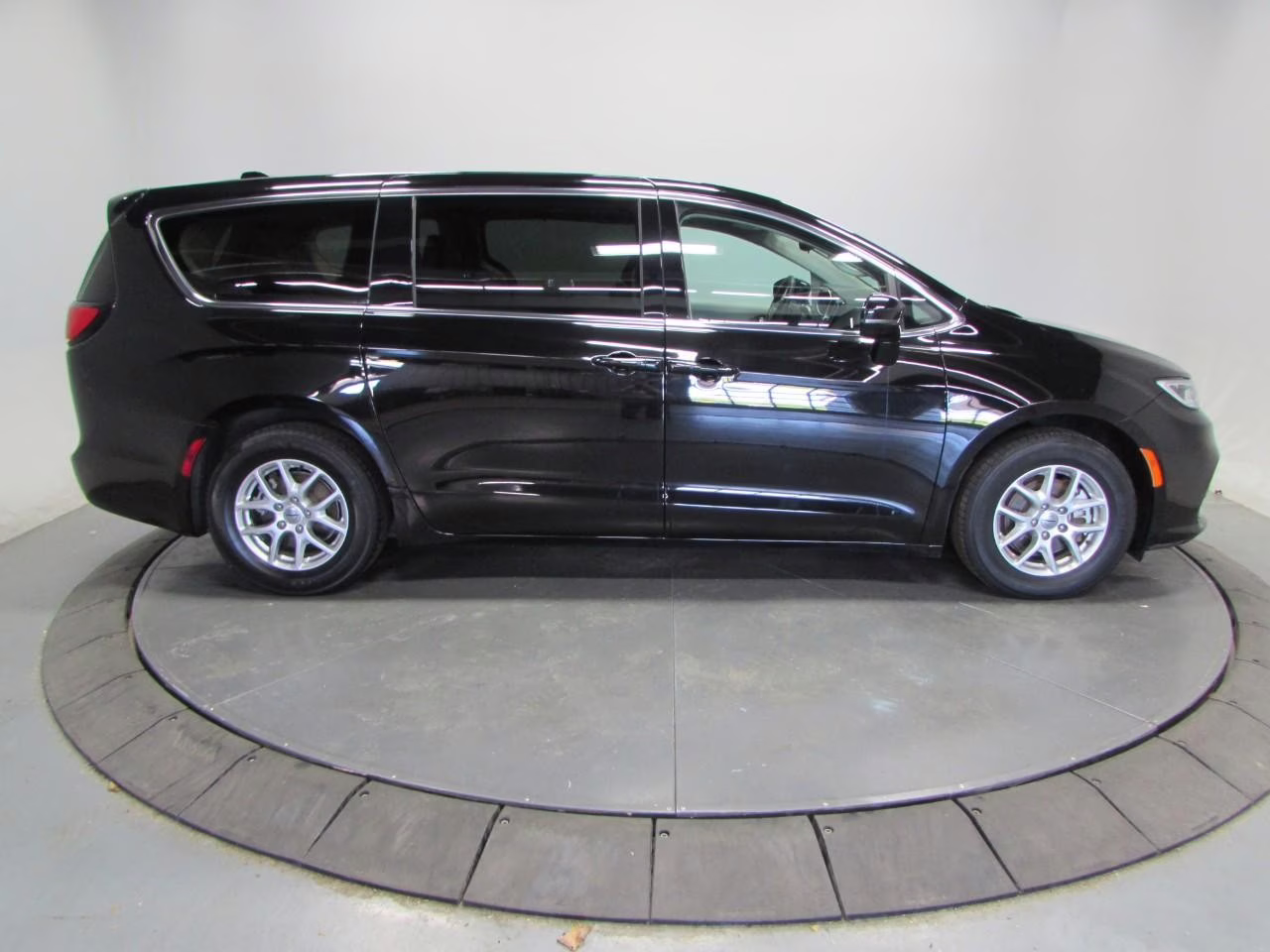 2024 Diamond Black Crystal Pearlcoat Chrysler Pacifica Touring L FWD Van