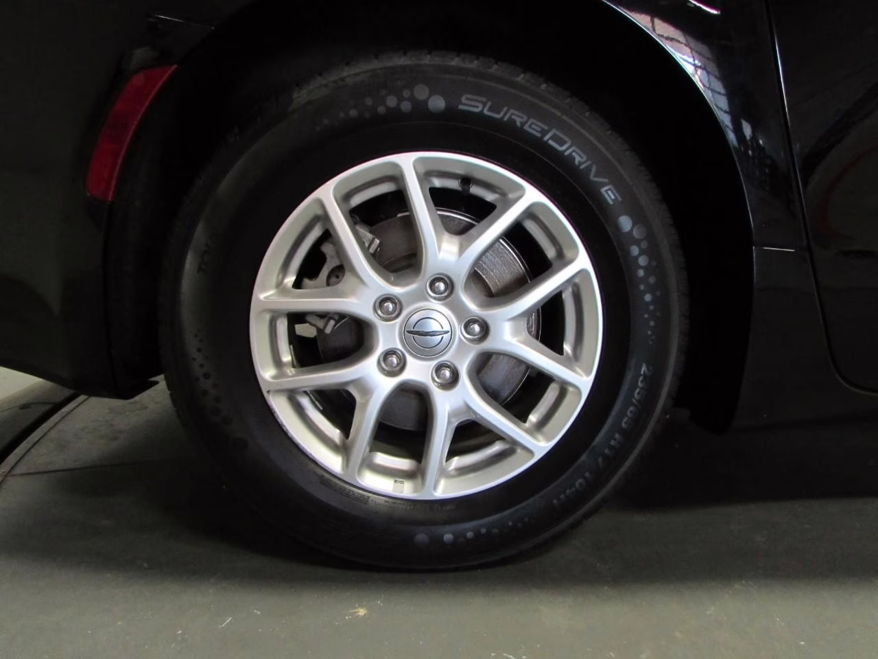 2024 Diamond Black Crystal Pearlcoat Chrysler Pacifica Touring L FWD Van