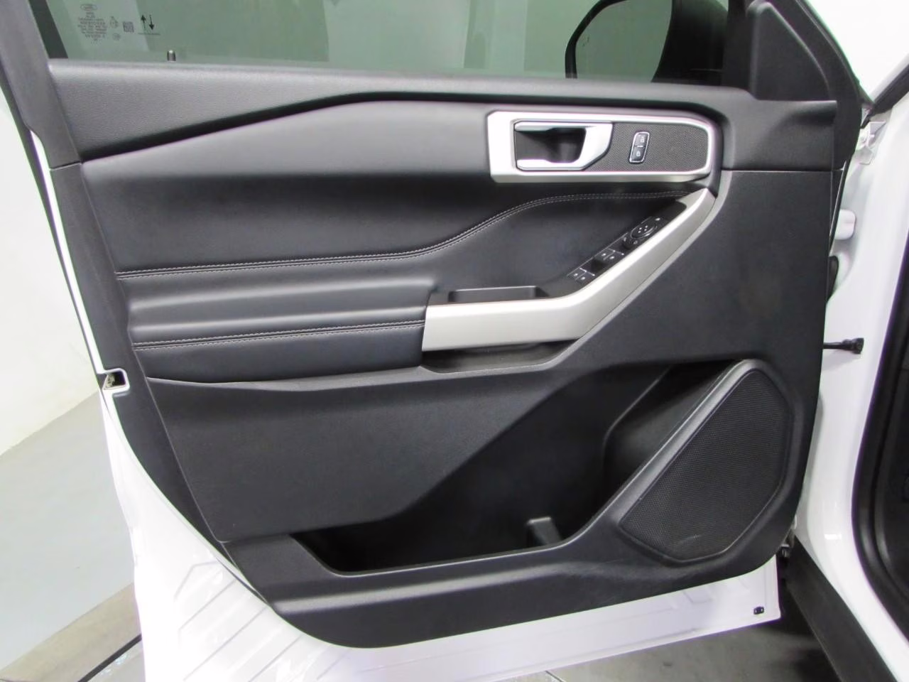 2020 Star White Metallic Tri-Coat Ford Explorer XLT 4X4 SUV