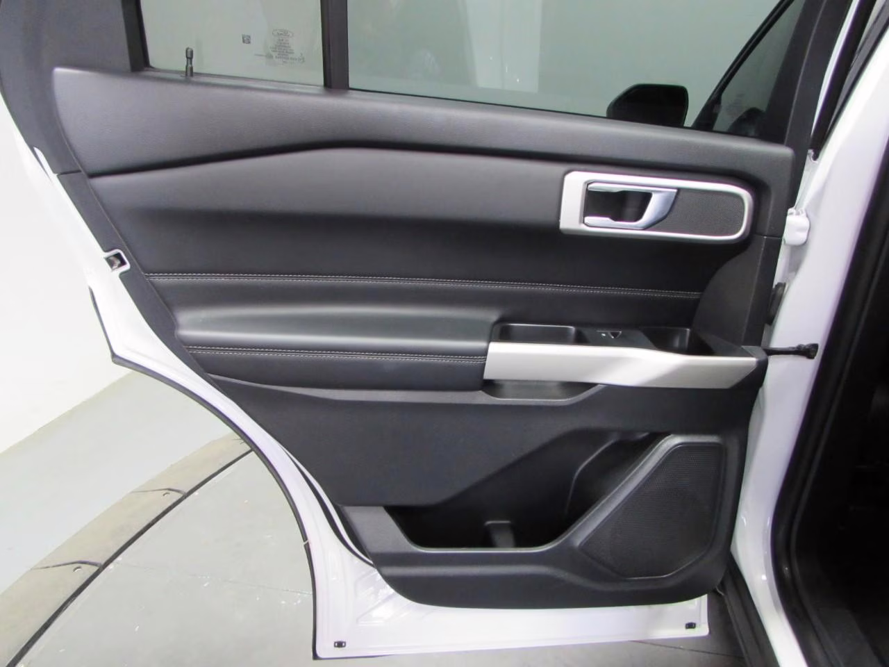 2020 Star White Metallic Tri-Coat Ford Explorer XLT 4X4 SUV