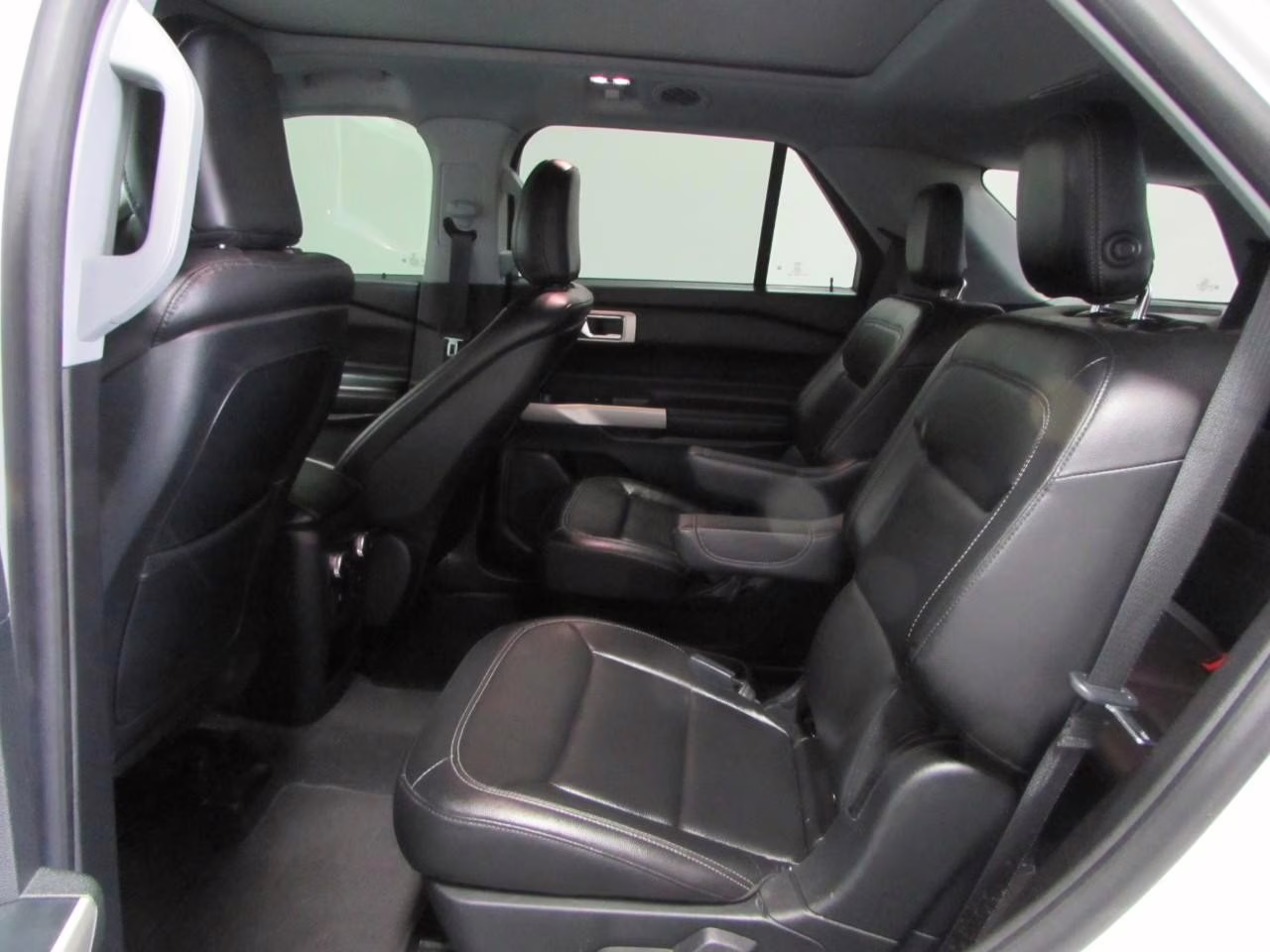 2020 Star White Metallic Tri-Coat Ford Explorer XLT 4X4 SUV