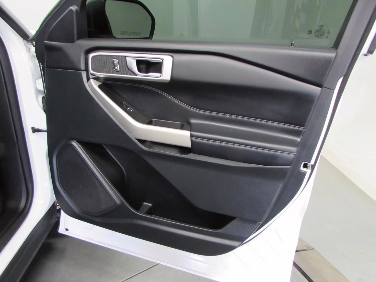 2020 Star White Metallic Tri-Coat Ford Explorer XLT 4X4 SUV