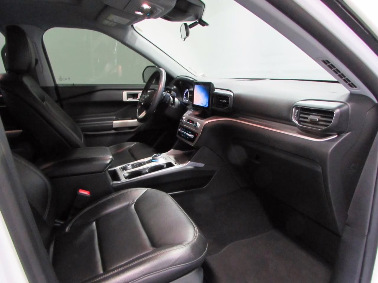 2020 Star White Metallic Tri-Coat Ford Explorer XLT 4X4 SUV
