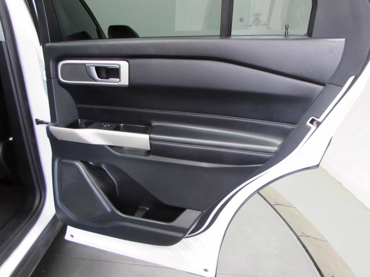 2020 Star White Metallic Tri-Coat Ford Explorer XLT 4X4 SUV