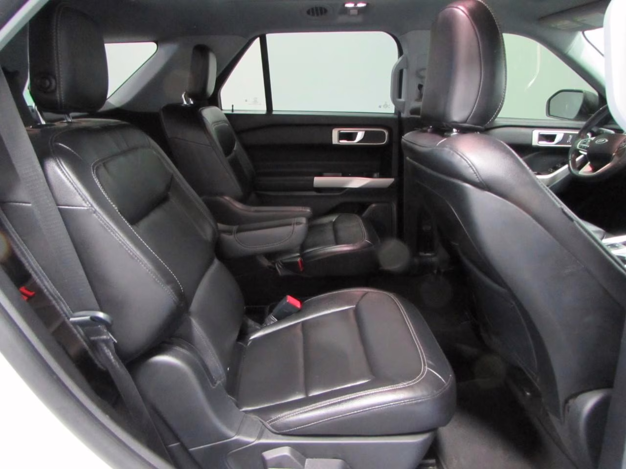 2020 Star White Metallic Tri-Coat Ford Explorer XLT 4X4 SUV