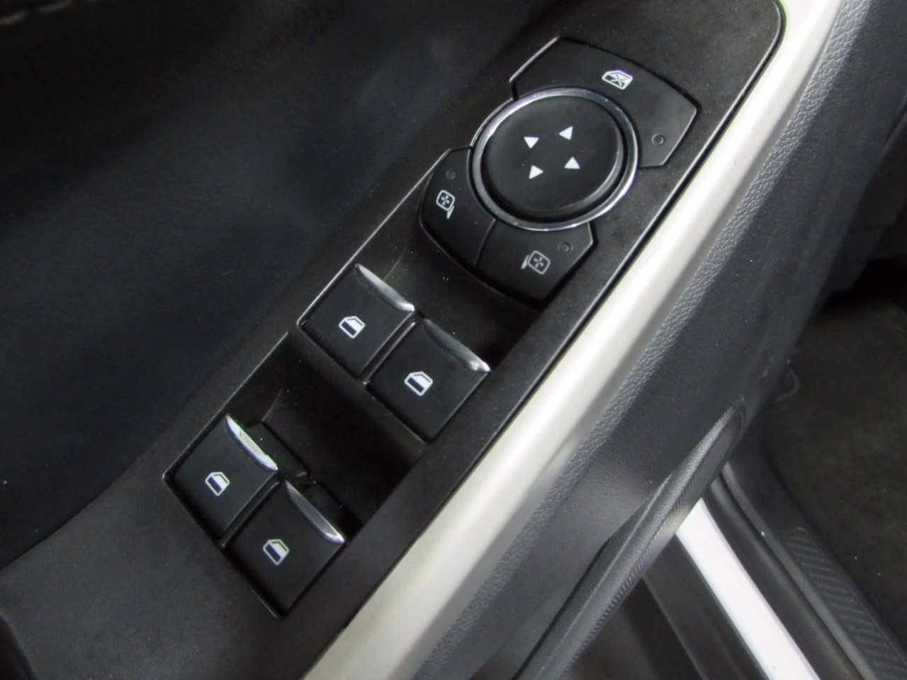 2020 Star White Metallic Tri-Coat Ford Explorer XLT 4X4 SUV