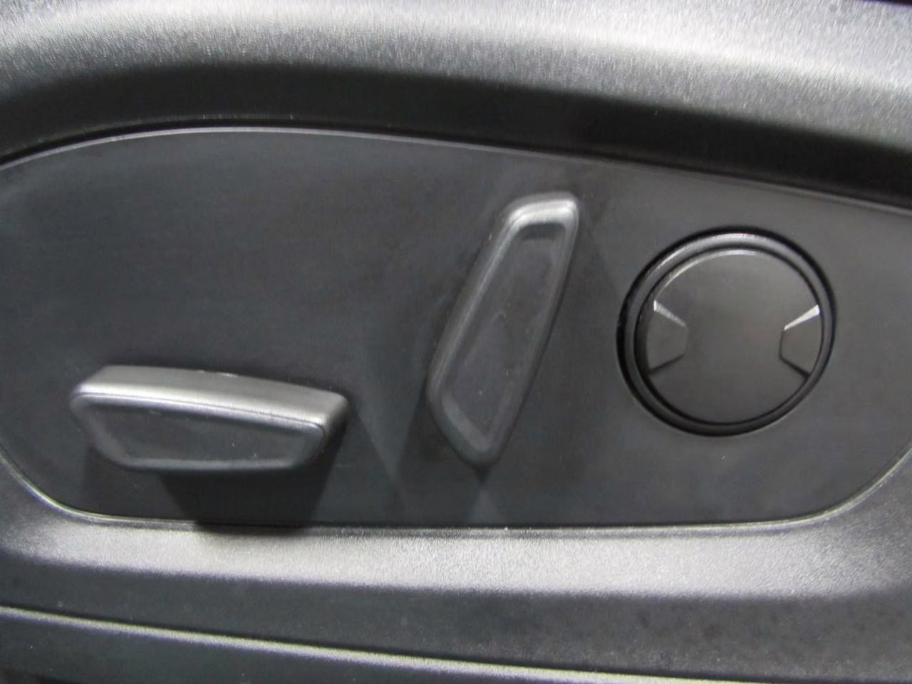 2020 Star White Metallic Tri-Coat Ford Explorer XLT 4X4 SUV