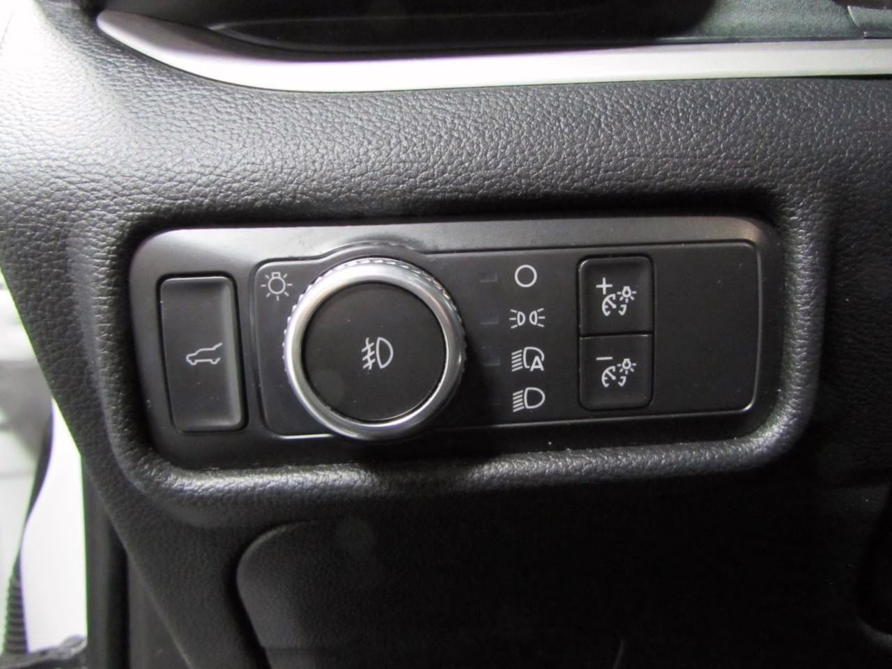2020 Star White Metallic Tri-Coat Ford Explorer XLT 4X4 SUV