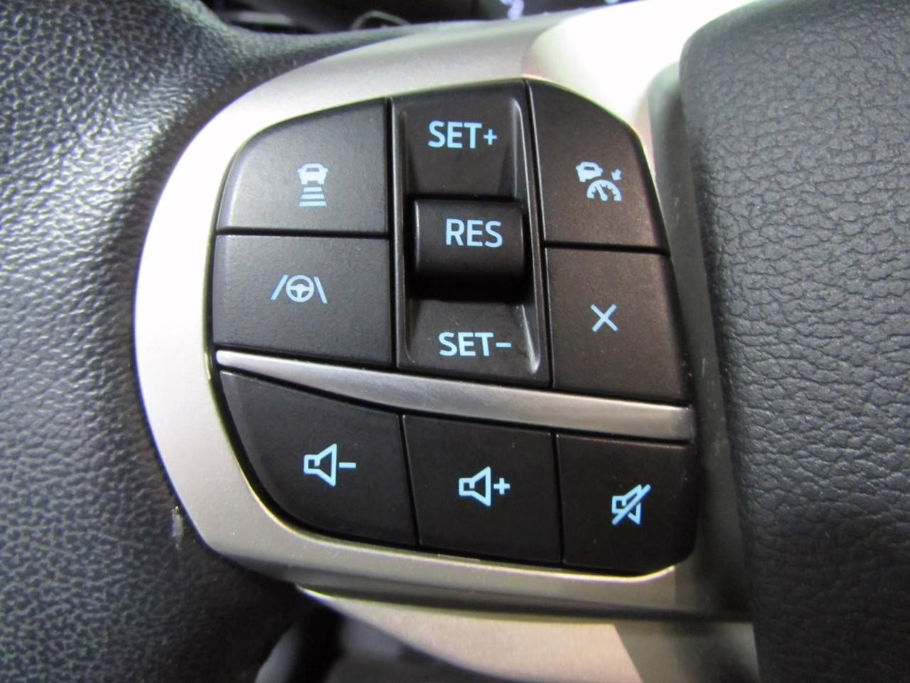 2020 Star White Metallic Tri-Coat Ford Explorer XLT 4X4 SUV