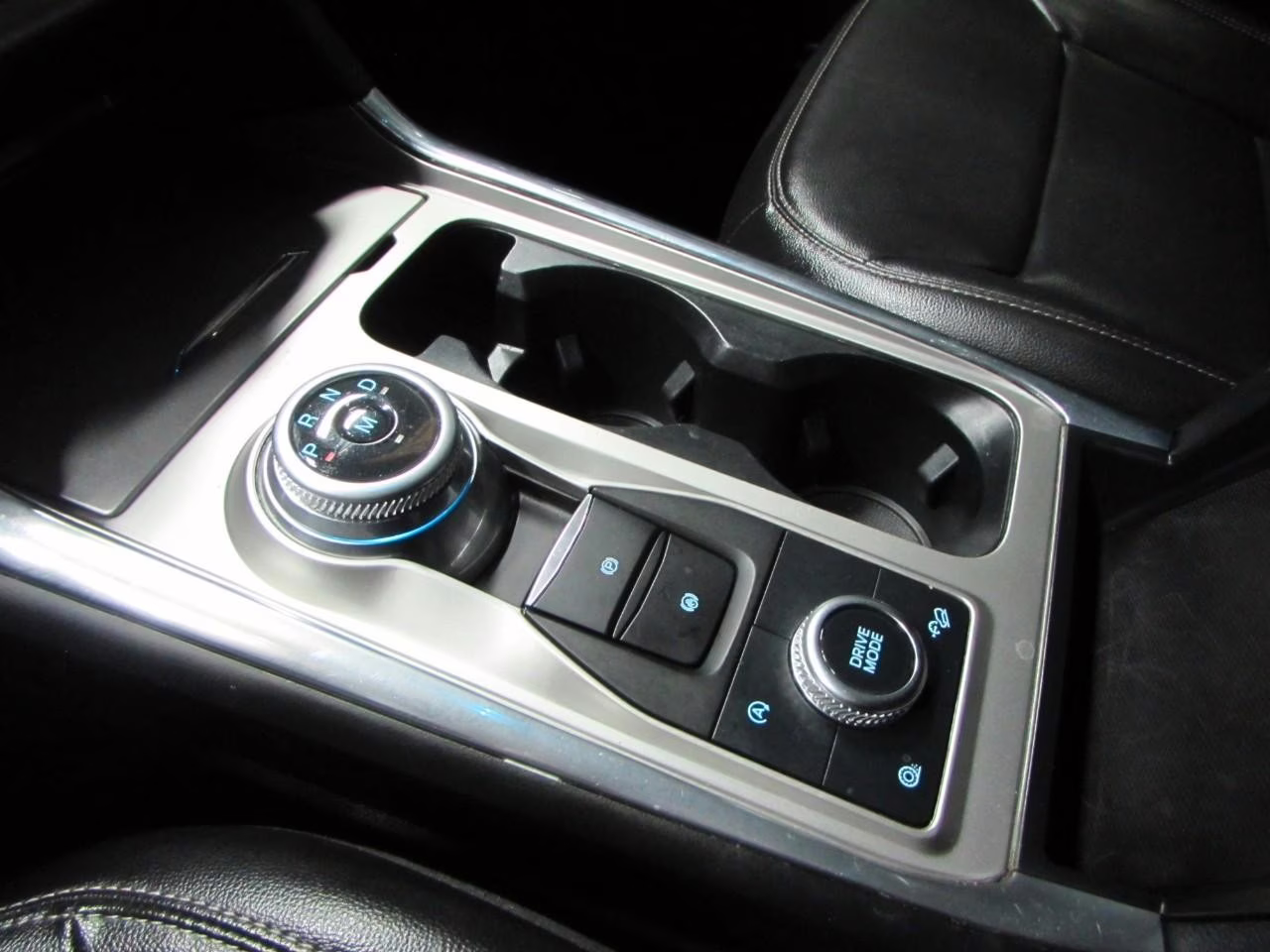 2020 Star White Metallic Tri-Coat Ford Explorer XLT 4X4 SUV