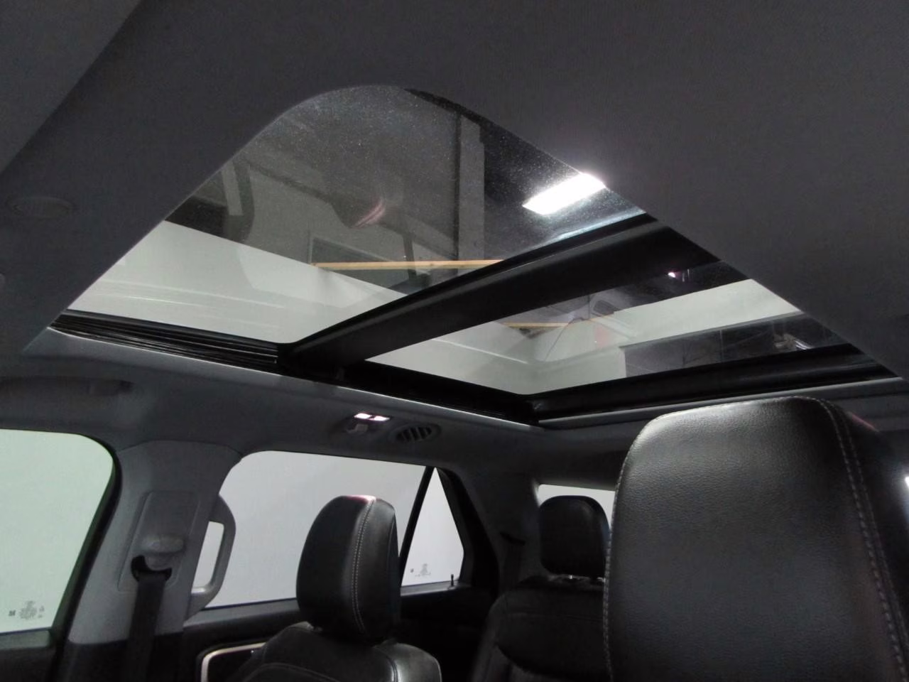 2020 Star White Metallic Tri-Coat Ford Explorer XLT 4X4 SUV