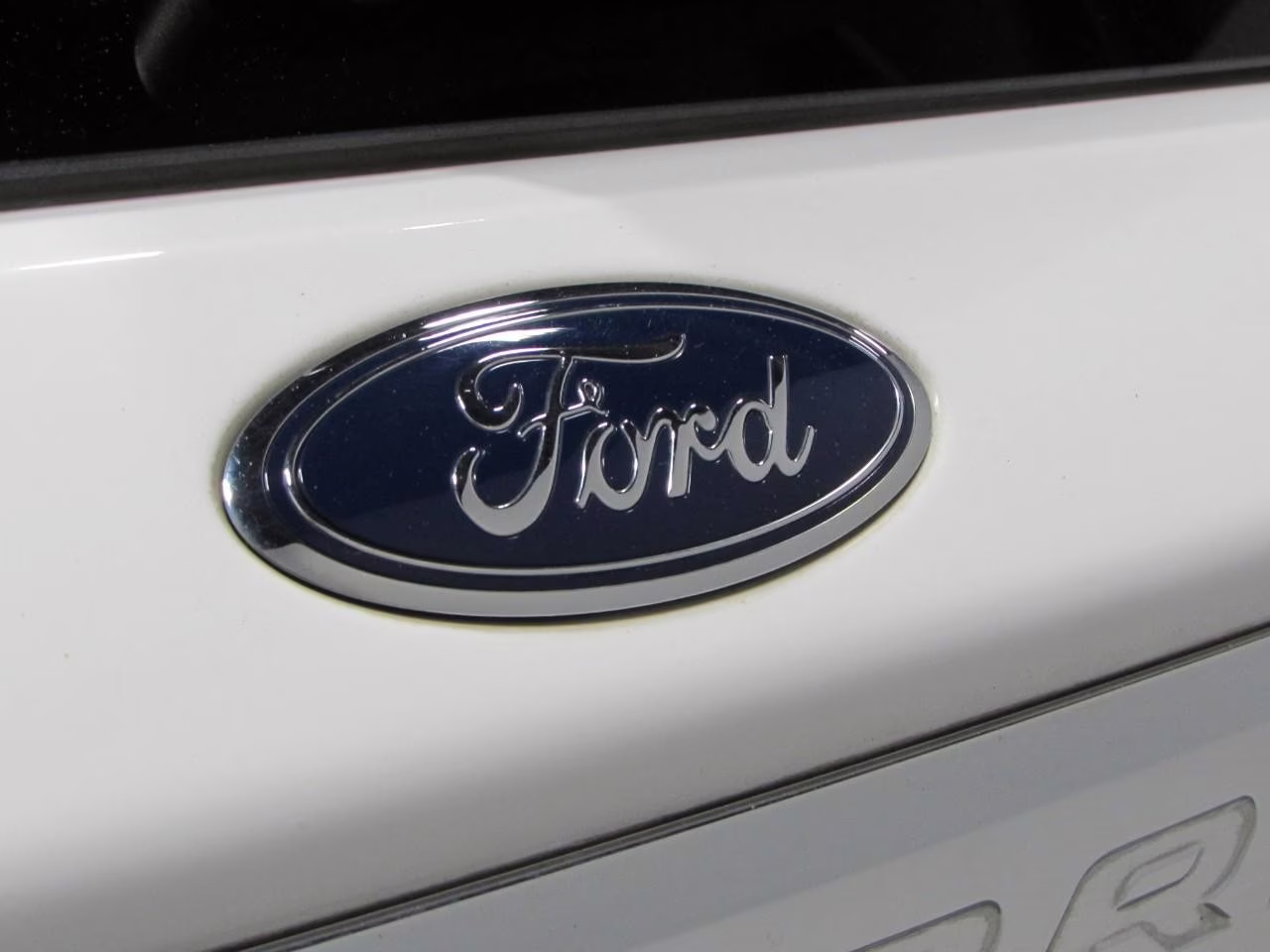 2020 Star White Metallic Tri-Coat Ford Explorer XLT 4X4 SUV