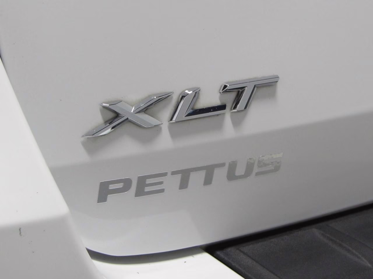 2020 Star White Metallic Tri-Coat Ford Explorer XLT 4X4 SUV