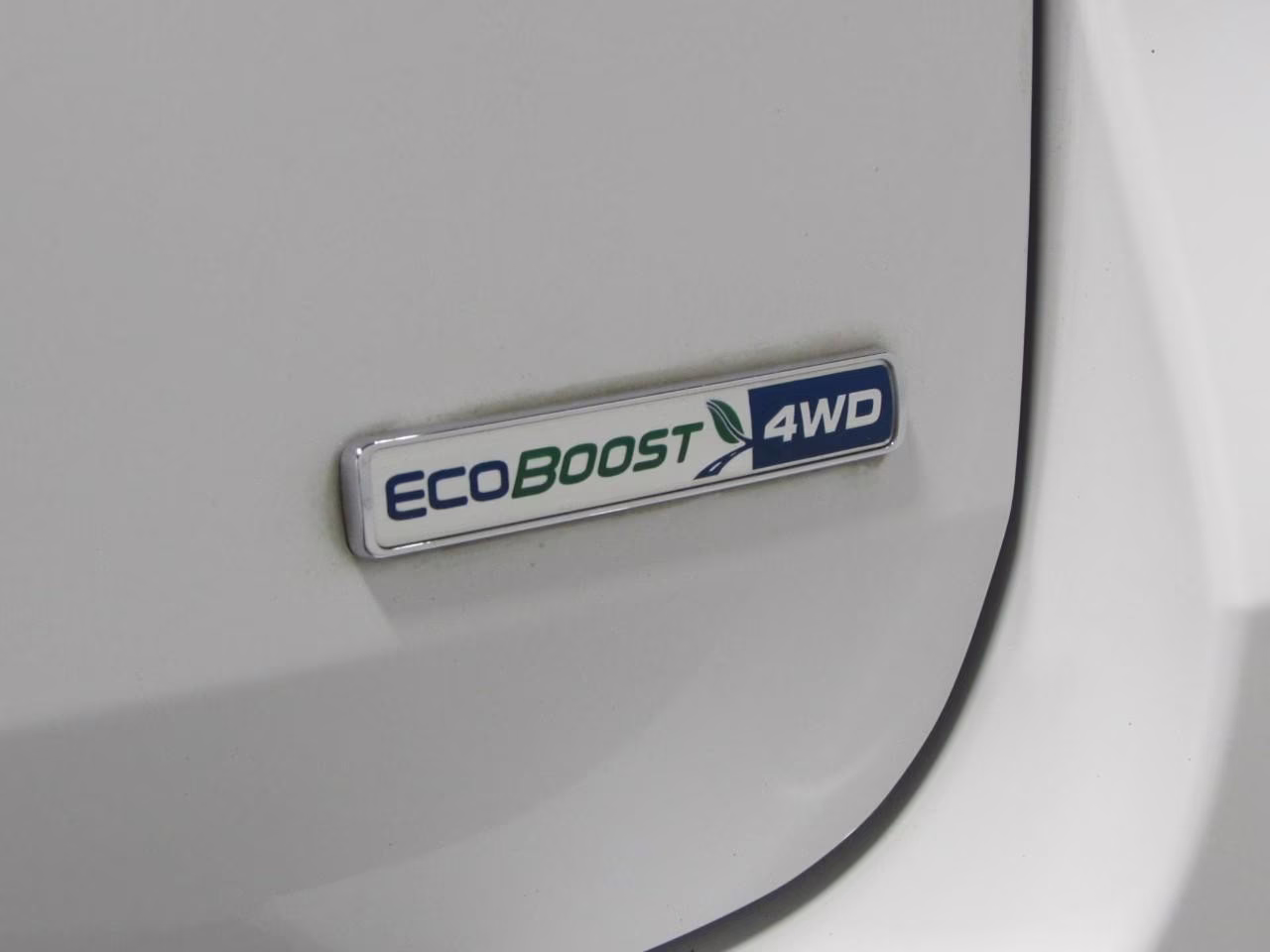 2020 Star White Metallic Tri-Coat Ford Explorer XLT 4X4 SUV