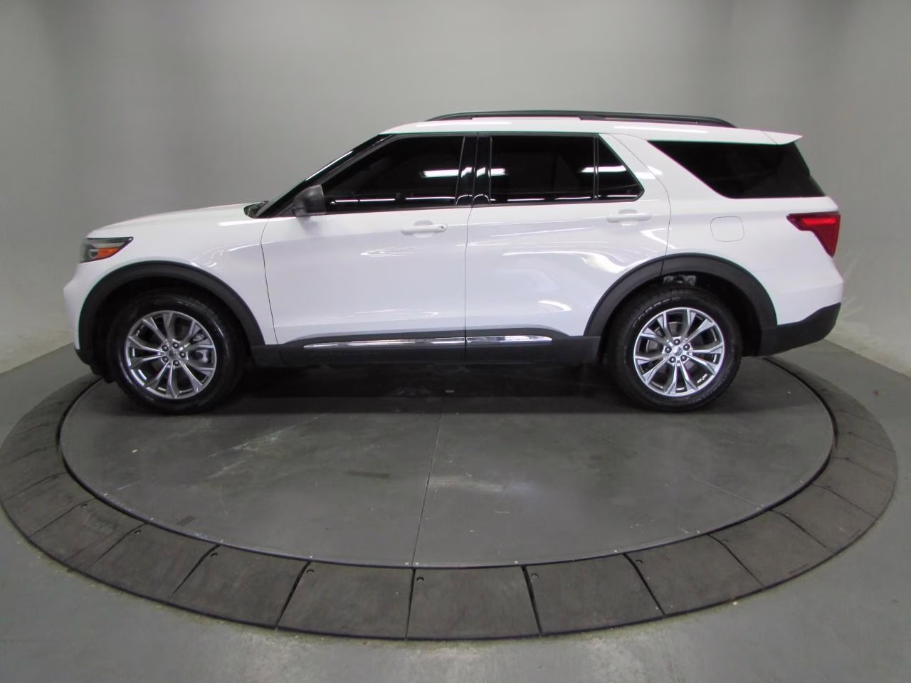 2020 Star White Metallic Tri-Coat Ford Explorer XLT 4X4 SUV