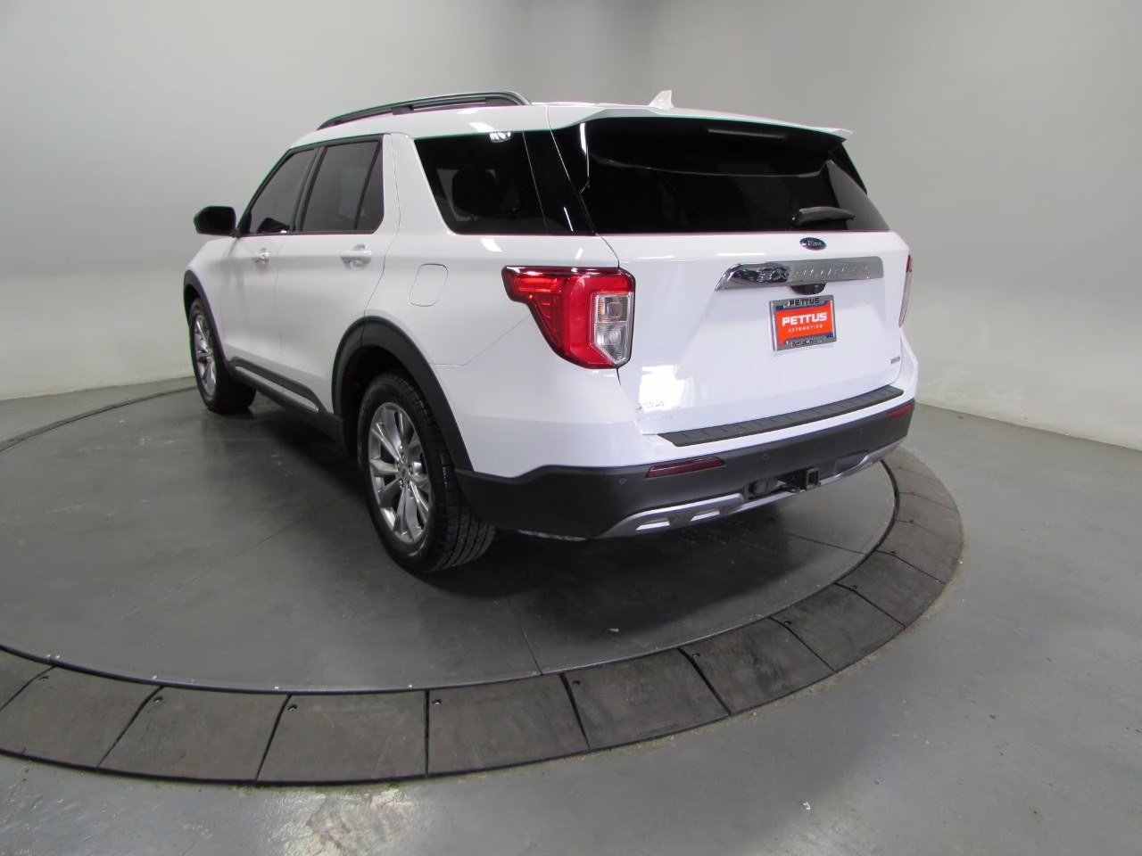2020 Star White Metallic Tri-Coat Ford Explorer XLT 4X4 SUV