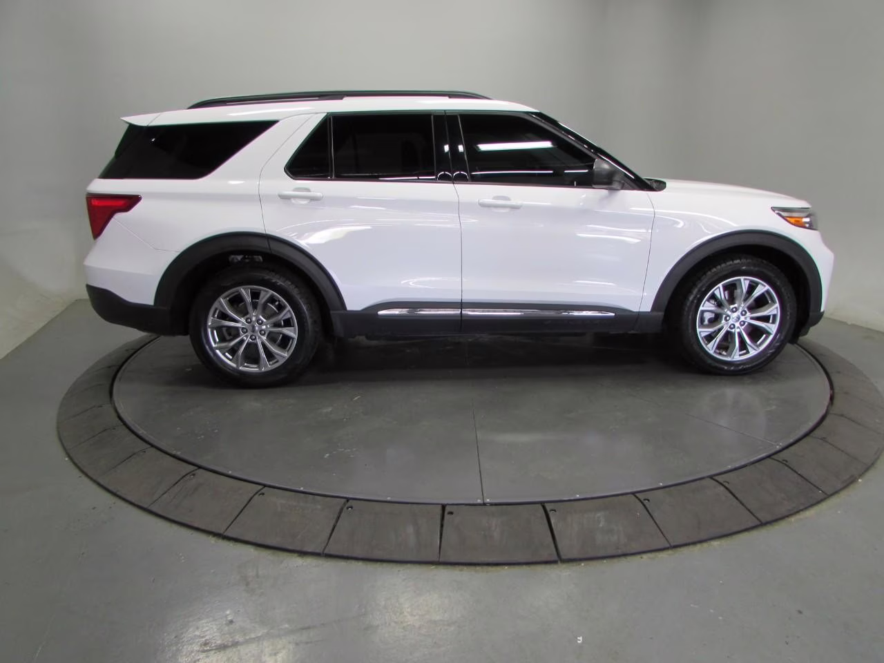 2020 Star White Metallic Tri-Coat Ford Explorer XLT 4X4 SUV