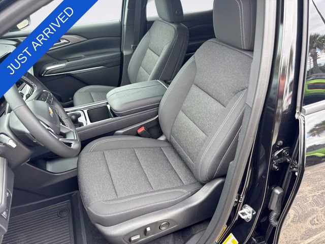 2026 Mosaic Black Metallic Chevrolet Traverse LT FWD SUV