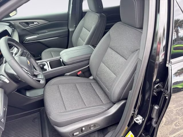 2026 Mosaic Black Metallic Chevrolet Traverse LT FWD SUV