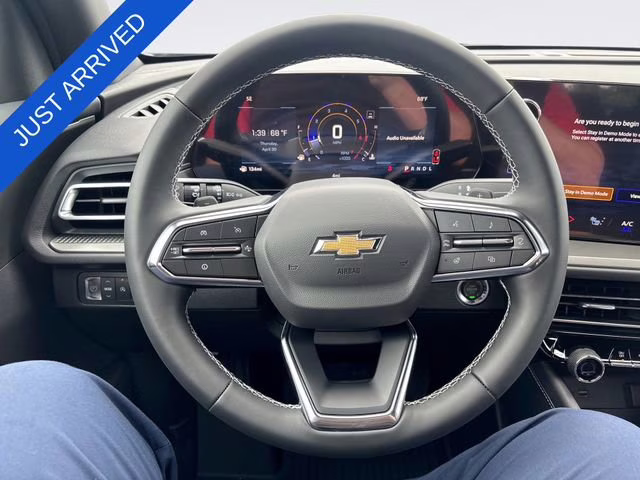 2026 Mosaic Black Metallic Chevrolet Traverse LT FWD SUV