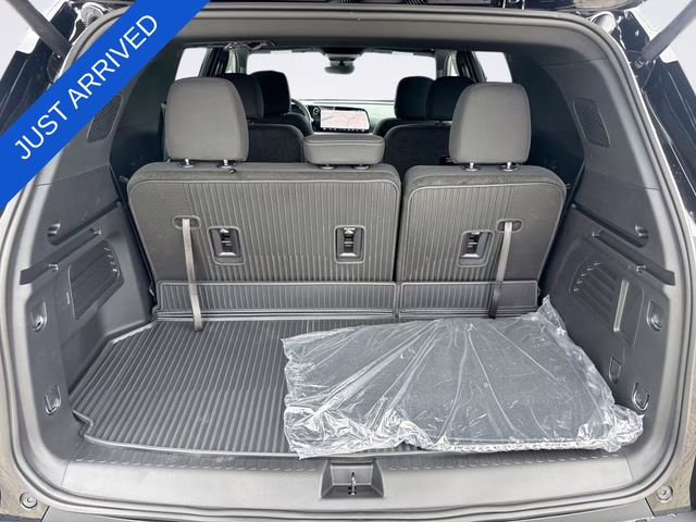 2026 Mosaic Black Metallic Chevrolet Traverse LT FWD SUV