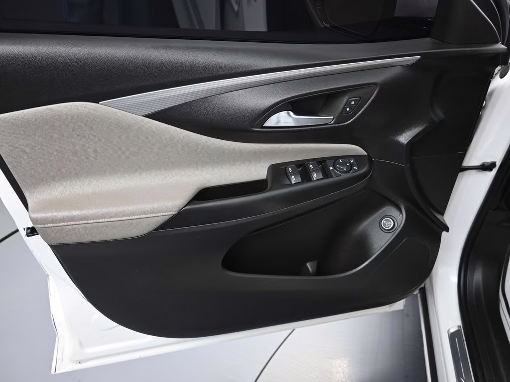 2024 White Frost Tricoat Buick Envista Avenir FWD SUV