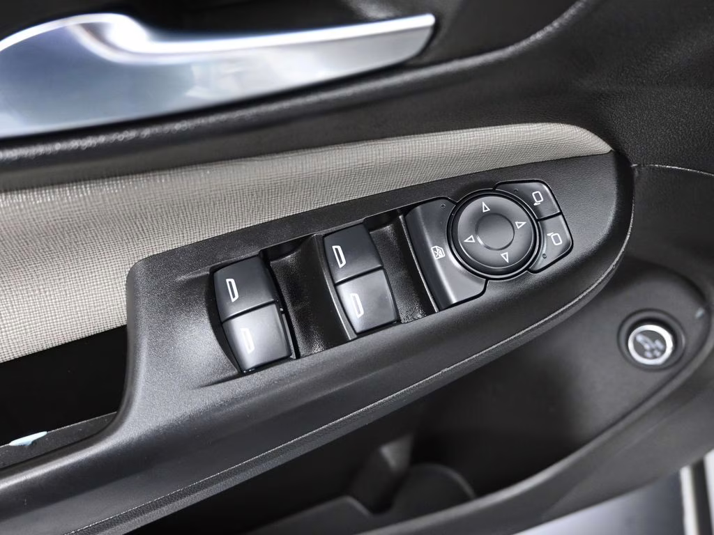 2024 White Frost Tricoat Buick Envista Avenir FWD SUV