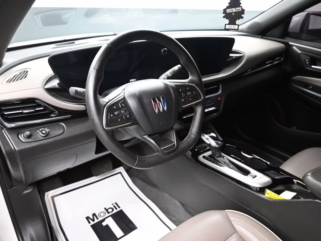 2024 White Frost Tricoat Buick Envista Avenir FWD SUV
