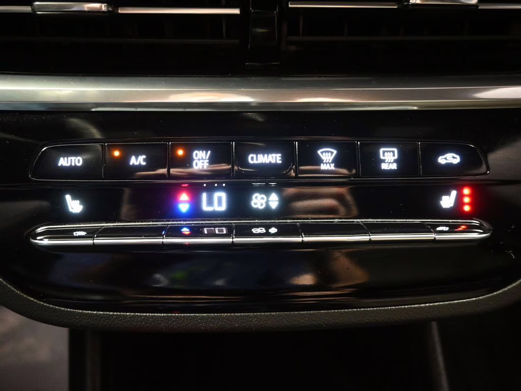 2024 White Frost Tricoat Buick Envista Avenir FWD SUV