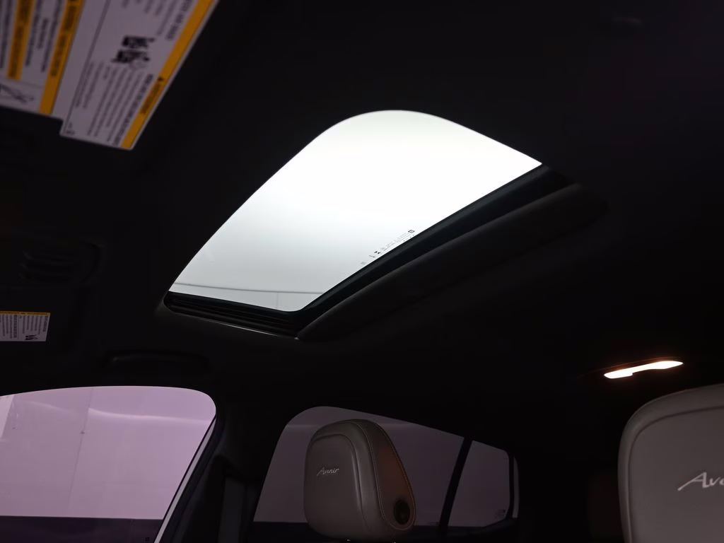 2024 White Frost Tricoat Buick Envista Avenir FWD SUV