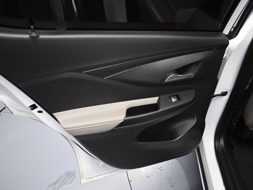 2024 White Frost Tricoat Buick Envista Avenir FWD SUV