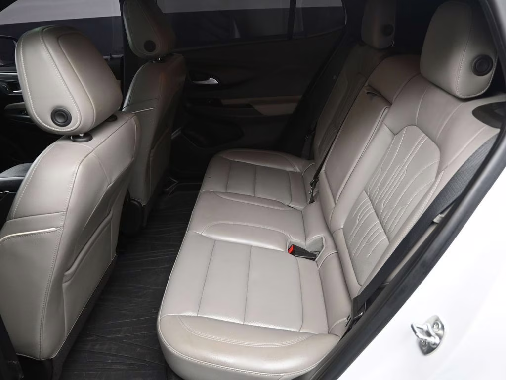 2024 White Frost Tricoat Buick Envista Avenir FWD SUV