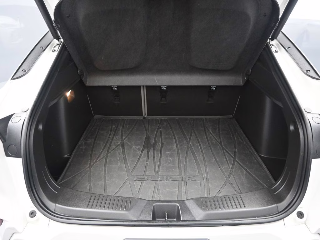 2024 White Frost Tricoat Buick Envista Avenir FWD SUV