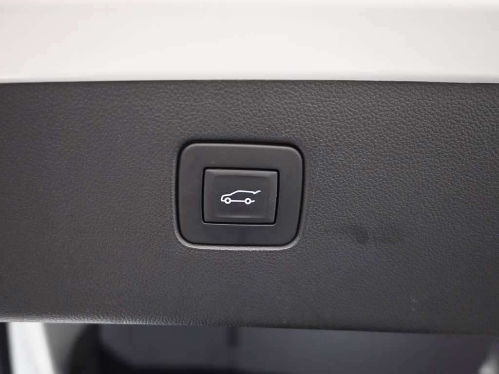 2024 White Frost Tricoat Buick Envista Avenir FWD SUV