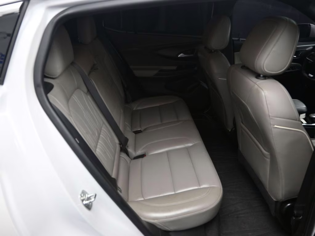 2024 White Frost Tricoat Buick Envista Avenir FWD SUV