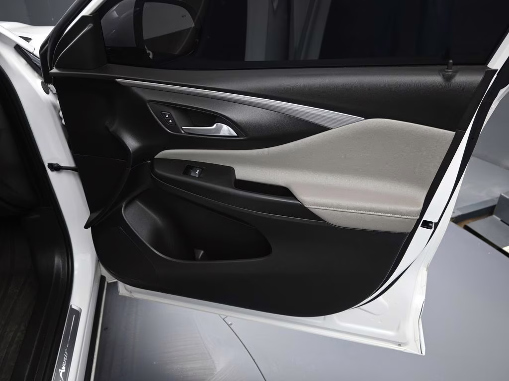 2024 White Frost Tricoat Buick Envista Avenir FWD SUV