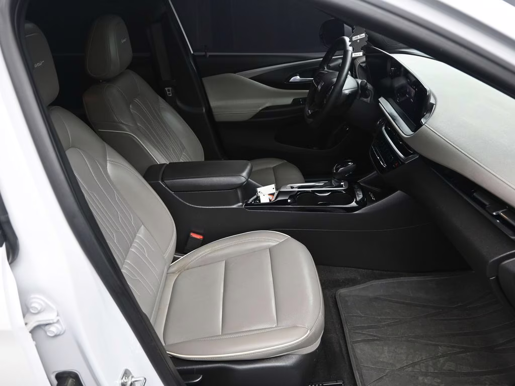 2024 White Frost Tricoat Buick Envista Avenir FWD SUV