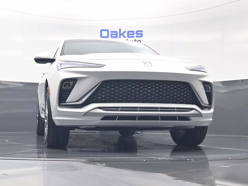 2024 White Frost Tricoat Buick Envista Avenir FWD SUV