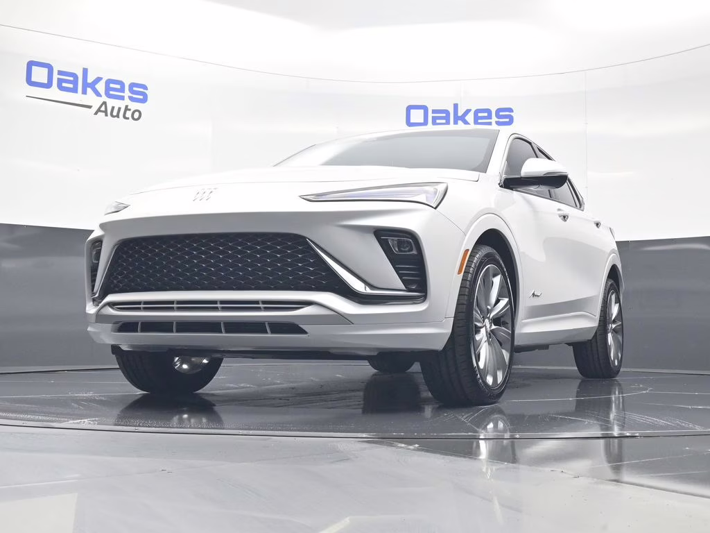 2024 White Frost Tricoat Buick Envista Avenir FWD SUV