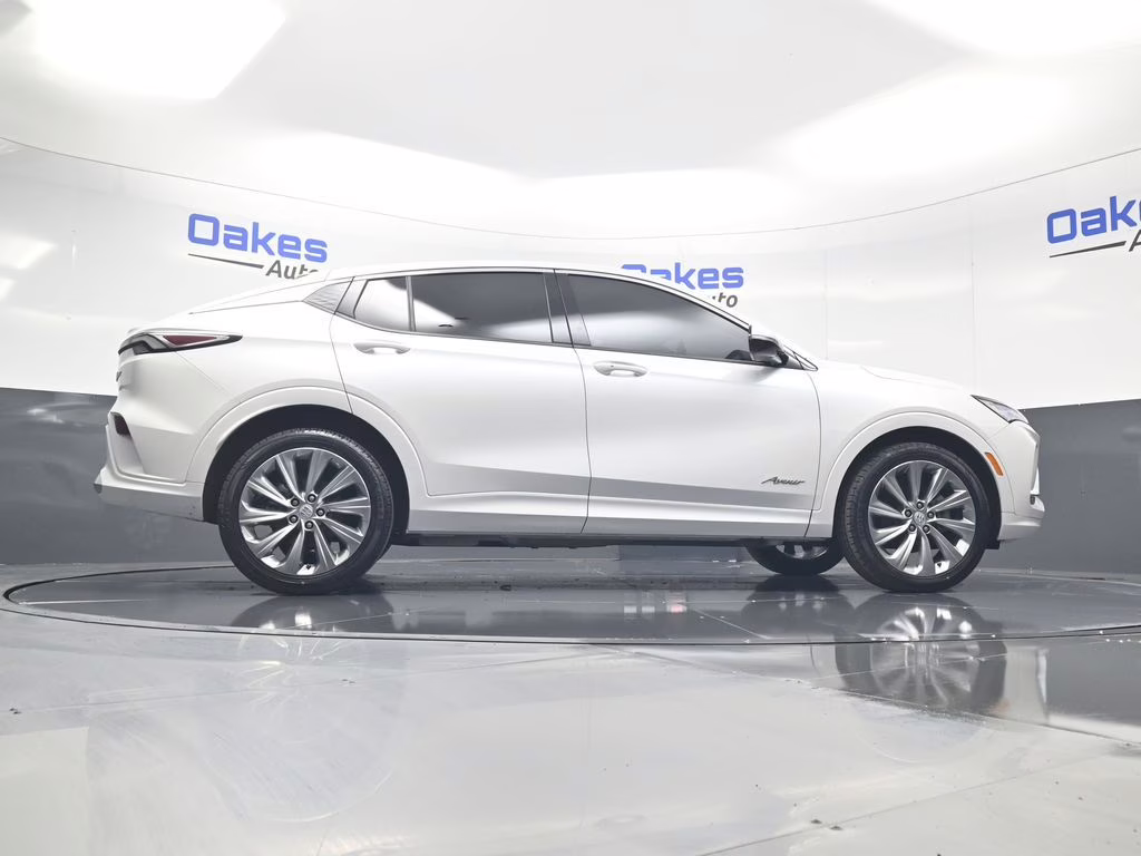 2024 White Frost Tricoat Buick Envista Avenir FWD SUV