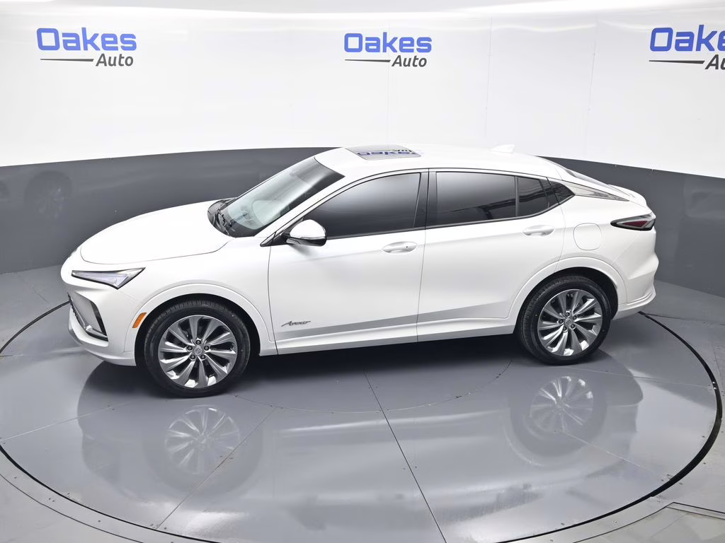 2024 White Frost Tricoat Buick Envista Avenir FWD SUV