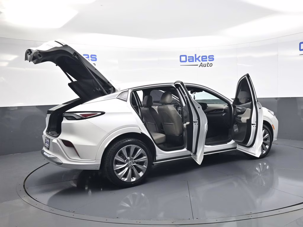 2024 White Frost Tricoat Buick Envista Avenir FWD SUV