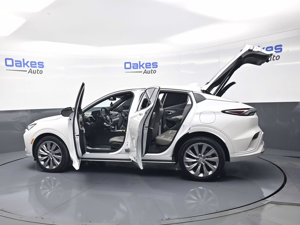 2024 White Frost Tricoat Buick Envista Avenir FWD SUV