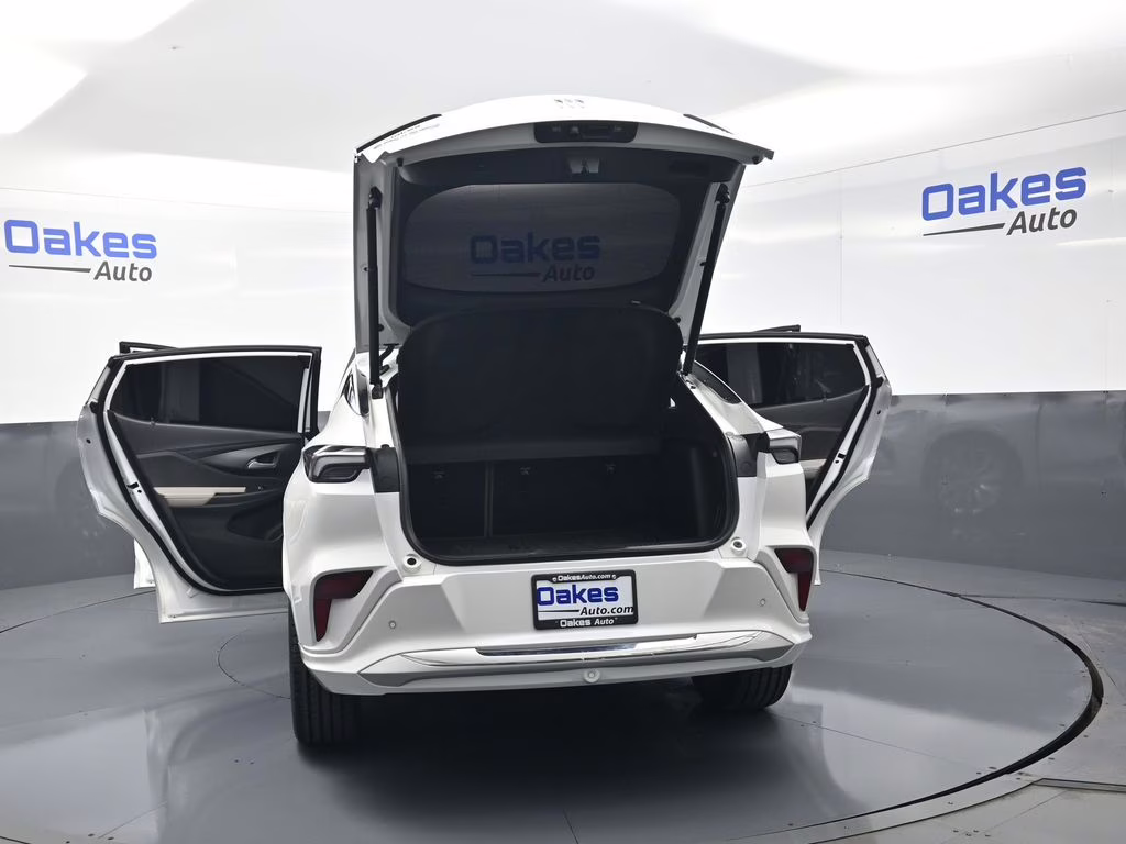 2024 White Frost Tricoat Buick Envista Avenir FWD SUV