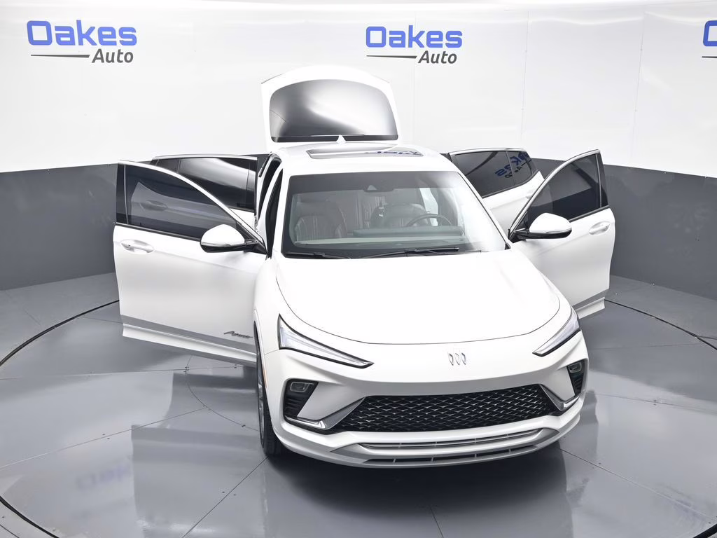 2024 White Frost Tricoat Buick Envista Avenir FWD SUV